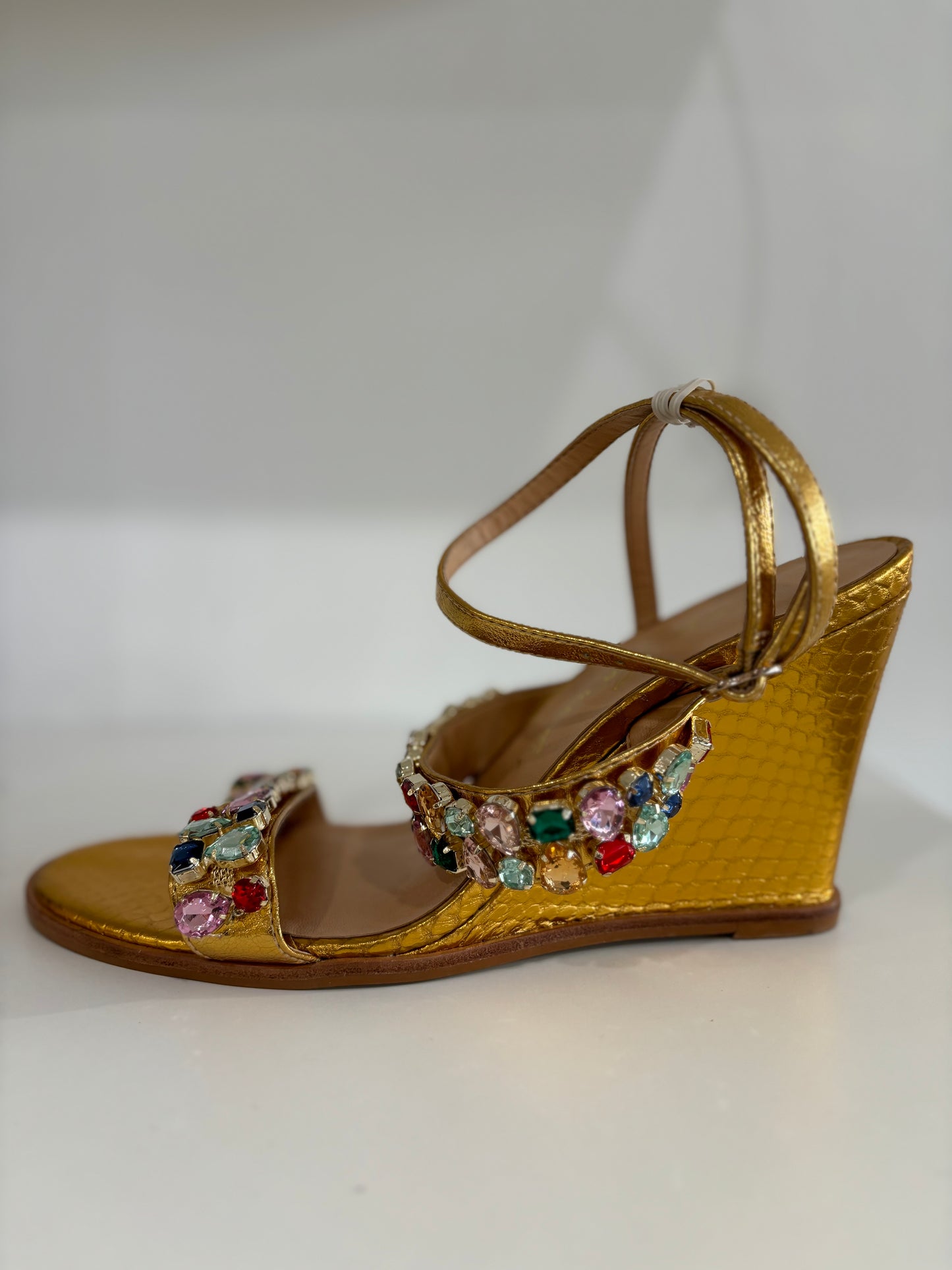 Sandália Wedge Dourada com Strass Coloridos