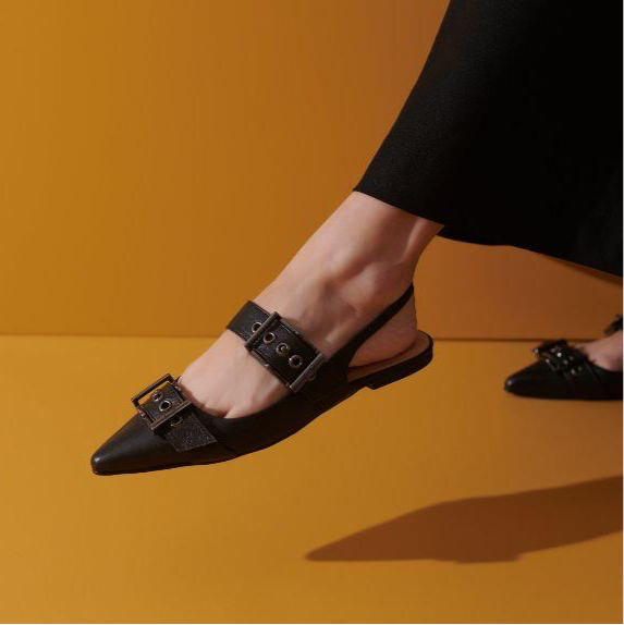 Zapato negro tipo slingback con hebillas