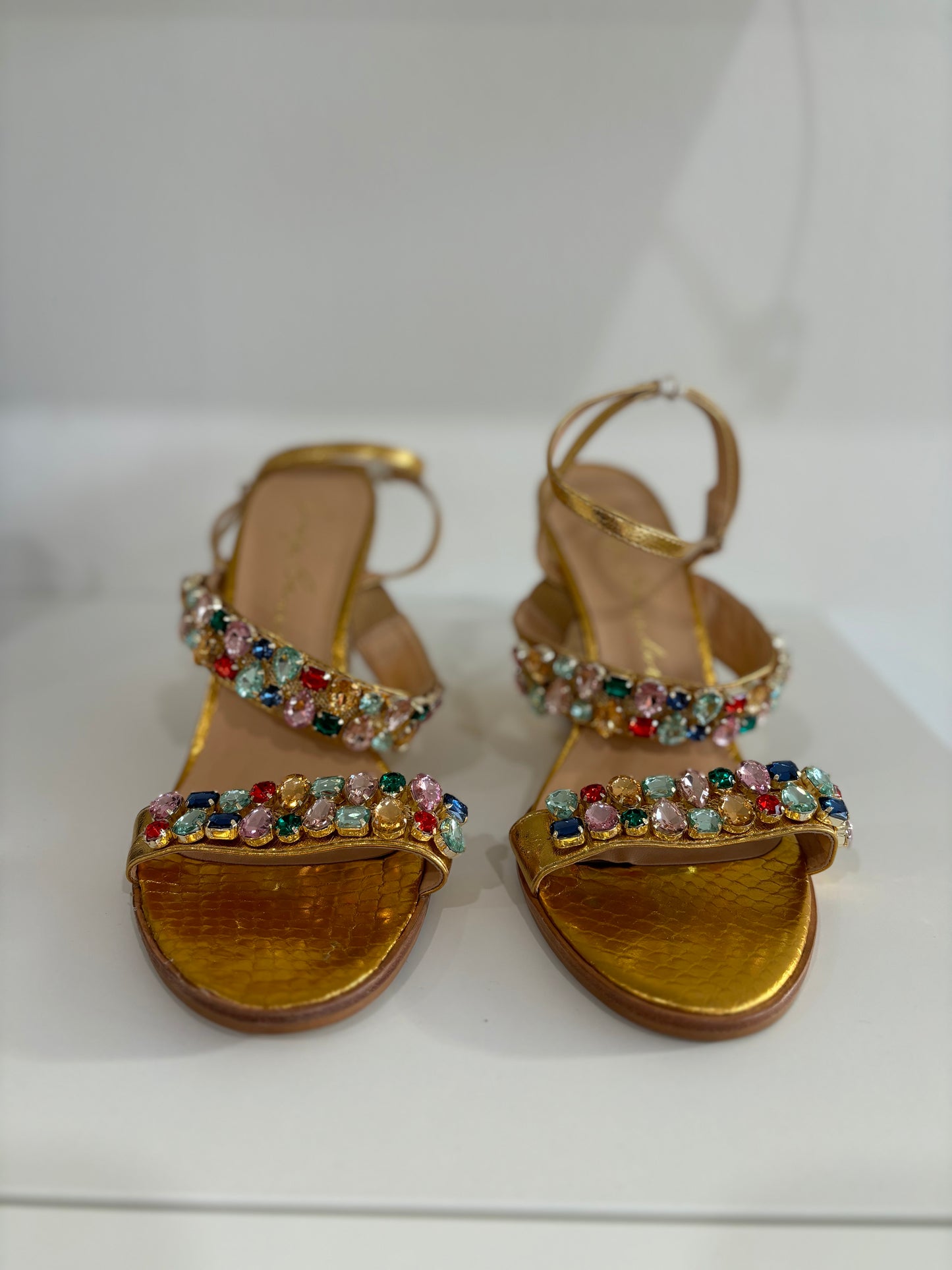 Sandália Wedge Dourada com Strass Coloridos